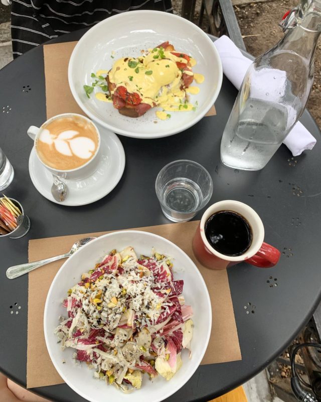 Brunch in BK yesterday. 🍳 Had @evelinarestaurant’s radicchio, pear and pistachio salad, which was the most amazing fall flavor combo. I can’t recommend this place enough and they had tonssss of cute outdoor seating. 🖤