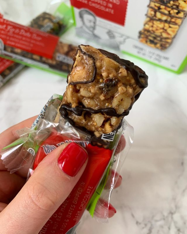 What’s your favorite TJ’s healthy snack? I rounded up my favorites on my blog, including these simply nutty bars (the dark chocolate, walnut, peanut, fig & date flavor is 🔥). #linkinbio